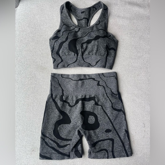 2 Piece Workout Set - Seamless High Waist Running Shorts & Sports Bra - Picture 8 of 15